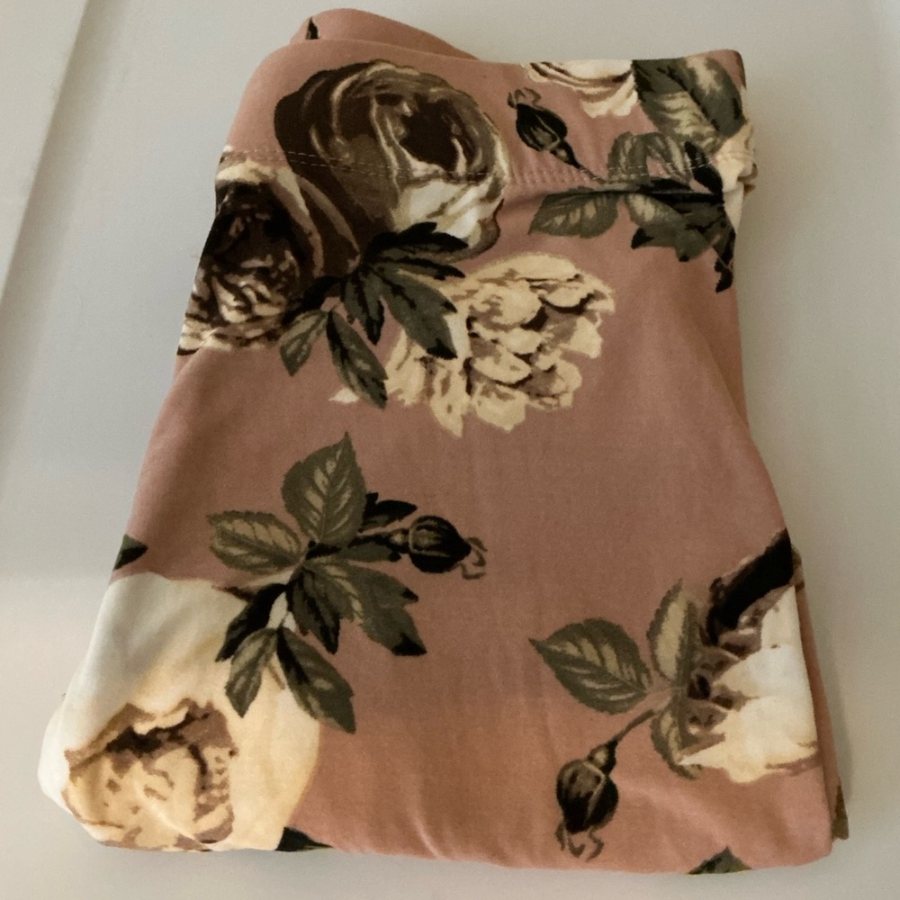 NWOT Rue21 L/XL Pretty Rose Floral Leggings